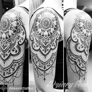 Niesamowite w swojej formie tatuaże-rękawy zajmują cała powierzchnię ramiona i przedramiona. Tworzą jednolitą zdobiącą ciało całość. Taki graficzny rękaw na skórze to tatuaż szczególnie ciekawy w przypadku aktywnych, silnych mężczyzn. 