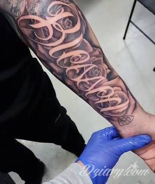 Niesamowite w swojej formie tatuaże-rękawy zajmują cała powierzchnię ramiona i przedramiona. Tworzą jednolitą zdobiącą ciało całość. Taki graficzny rękaw na skórze to tatuaż szczególnie ciekawy w przypadku aktywnych, silnych mężczyzn. 