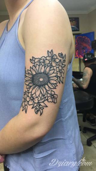 Niesamowite w swojej formie tatuaże-rękawy zajmują cała powierzchnię ramiona i przedramiona. Tworzą jednolitą zdobiącą ciało całość. Taki graficzny rękaw na skórze to tatuaż szczególnie ciekawy w przypadku aktywnych, silnych mężczyzn. 