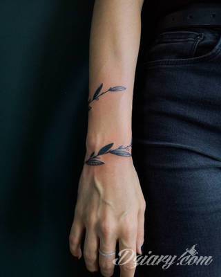 Niesamowite w swojej formie tatuaże-rękawy zajmują cała powierzchnię ramiona i przedramiona. Tworzą jednolitą zdobiącą ciało całość. Taki graficzny rękaw na skórze to tatuaż szczególnie ciekawy w przypadku aktywnych, silnych mężczyzn. 