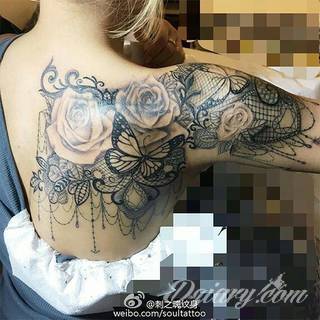 Niesamowite w swojej formie tatuaże-rękawy zajmują cała powierzchnię ramiona i przedramiona. Tworzą jednolitą zdobiącą ciało całość. Taki graficzny rękaw na skórze to tatuaż szczególnie ciekawy w przypadku aktywnych, silnych mężczyzn. 