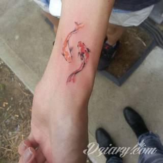 Niesamowite w swojej formie tatuaże-rękawy zajmują cała powierzchnię ramiona i przedramiona. Tworzą jednolitą zdobiącą ciało całość. Taki graficzny rękaw na skórze to tatuaż szczególnie ciekawy w przypadku aktywnych, silnych mężczyzn. 