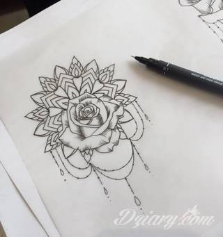 Niesamowite w swojej formie tatuaże-rękawy zajmują cała powierzchnię ramiona i przedramiona. Tworzą jednolitą zdobiącą ciało całość. Taki graficzny rękaw na skórze to tatuaż szczególnie ciekawy w przypadku aktywnych, silnych mężczyzn. 