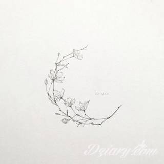 Niesamowite w swojej formie tatuaże-rękawy zajmują cała powierzchnię ramiona i przedramiona. Tworzą jednolitą zdobiącą ciało całość. Taki graficzny rękaw na skórze to tatuaż szczególnie ciekawy w przypadku aktywnych, silnych mężczyzn. 