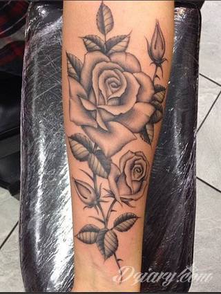 Niesamowite w swojej formie tatuaże-rękawy zajmują cała powierzchnię ramiona i przedramiona. Tworzą jednolitą zdobiącą ciało całość. Taki graficzny rękaw na skórze to tatuaż szczególnie ciekawy w przypadku aktywnych, silnych mężczyzn. 