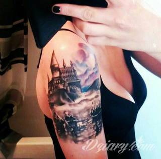 Niesamowite w swojej formie tatuaże-rękawy zajmują cała powierzchnię ramiona i przedramiona. Tworzą jednolitą zdobiącą ciało całość. Taki graficzny rękaw na skórze to tatuaż szczególnie ciekawy w przypadku aktywnych, silnych mężczyzn. 