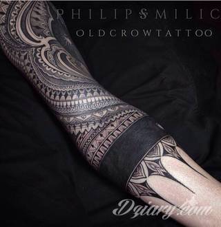 Niesamowite w swojej formie tatuaże-rękawy zajmują cała powierzchnię ramiona i przedramiona. Tworzą jednolitą zdobiącą ciało całość. Taki graficzny rękaw na skórze to tatuaż szczególnie ciekawy w przypadku aktywnych, silnych mężczyzn. 