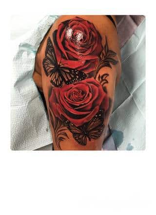 Niesamowite w swojej formie tatuaże-rękawy zajmują cała powierzchnię ramiona i przedramiona. Tworzą jednolitą zdobiącą ciało całość. Taki graficzny rękaw na skórze to tatuaż szczególnie ciekawy w przypadku aktywnych, silnych mężczyzn. 