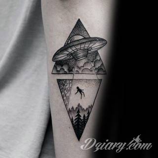 Niesamowite w swojej formie tatuaże-rękawy zajmują cała powierzchnię ramiona i przedramiona. Tworzą jednolitą zdobiącą ciało całość. Taki graficzny rękaw na skórze to tatuaż szczególnie ciekawy w przypadku aktywnych, silnych mężczyzn. 