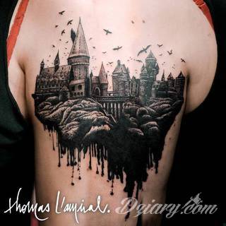 Niesamowite w swojej formie tatuaże-rękawy zajmują cała powierzchnię ramiona i przedramiona. Tworzą jednolitą zdobiącą ciało całość. Taki graficzny rękaw na skórze to tatuaż szczególnie ciekawy w przypadku aktywnych, silnych mężczyzn. 