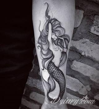 Niesamowite w swojej formie tatuaże-rękawy zajmują cała powierzchnię ramiona i przedramiona. Tworzą jednolitą zdobiącą ciało całość. Taki graficzny rękaw na skórze to tatuaż szczególnie ciekawy w przypadku aktywnych, silnych mężczyzn. 