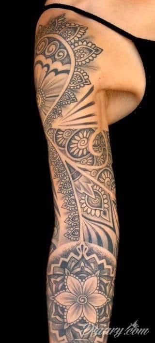 Niesamowite w swojej formie tatuaże-rękawy zajmują cała powierzchnię ramiona i przedramiona. Tworzą jednolitą zdobiącą ciało całość. Taki graficzny rękaw na skórze to tatuaż szczególnie ciekawy w przypadku aktywnych, silnych mężczyzn. 