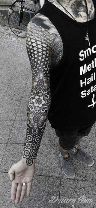 Niesamowite w swojej formie tatuaże-rękawy zajmują cała powierzchnię ramiona i przedramiona. Tworzą jednolitą zdobiącą ciało całość. Taki graficzny rękaw na skórze to tatuaż szczególnie ciekawy w przypadku aktywnych, silnych mężczyzn. 