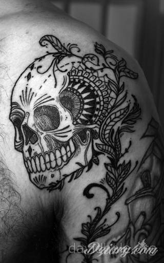 Niesamowite w swojej formie tatuaże-rękawy zajmują cała powierzchnię ramiona i przedramiona. Tworzą jednolitą zdobiącą ciało całość. Taki graficzny rękaw na skórze to tatuaż szczególnie ciekawy w przypadku aktywnych, silnych mężczyzn. 