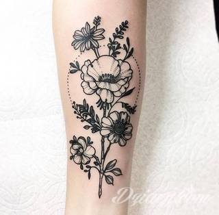 Niesamowite w swojej formie tatuaże-rękawy zajmują cała powierzchnię ramiona i przedramiona. Tworzą jednolitą zdobiącą ciało całość. Taki graficzny rękaw na skórze to tatuaż szczególnie ciekawy w przypadku aktywnych, silnych mężczyzn. 