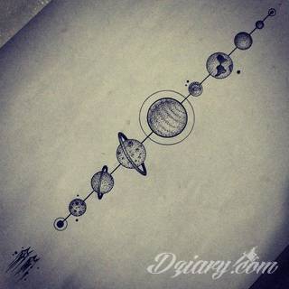 Niesamowite w swojej formie tatuaże-rękawy zajmują cała powierzchnię ramiona i przedramiona. Tworzą jednolitą zdobiącą ciało całość. Taki graficzny rękaw na skórze to tatuaż szczególnie ciekawy w przypadku aktywnych, silnych mężczyzn. 