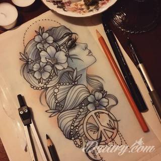 Niesamowite w swojej formie tatuaże-rękawy zajmują cała powierzchnię ramiona i przedramiona. Tworzą jednolitą zdobiącą ciało całość. Taki graficzny rękaw na skórze to tatuaż szczególnie ciekawy w przypadku aktywnych, silnych mężczyzn. 