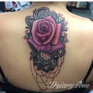 Niesamowite w swojej formie tatuaże-rękawy zajmują cała powierzchnię ramiona i przedramiona. Tworzą jednolitą zdobiącą ciało całość. Taki graficzny rękaw na skórze to tatuaż szczególnie ciekawy w przypadku aktywnych, silnych mężczyzn. 