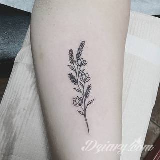 Niesamowite w swojej formie tatuaże-rękawy zajmują cała powierzchnię ramiona i przedramiona. Tworzą jednolitą zdobiącą ciało całość. Taki graficzny rękaw na skórze to tatuaż szczególnie ciekawy w przypadku aktywnych, silnych mężczyzn. 