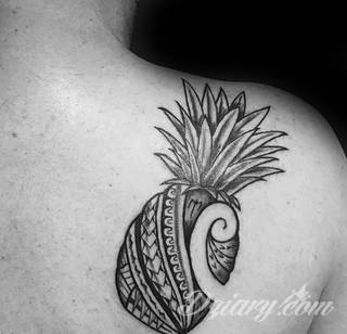 Niesamowite w swojej formie tatuaże-rękawy zajmują cała powierzchnię ramiona i przedramiona. Tworzą jednolitą zdobiącą ciało całość. Taki graficzny rękaw na skórze to tatuaż szczególnie ciekawy w przypadku aktywnych, silnych mężczyzn. 