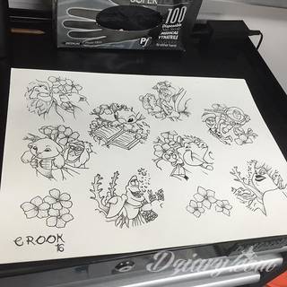 Niesamowite w swojej formie tatuaże-rękawy zajmują cała powierzchnię ramiona i przedramiona. Tworzą jednolitą zdobiącą ciało całość. Taki graficzny rękaw na skórze to tatuaż szczególnie ciekawy w przypadku aktywnych, silnych mężczyzn. 