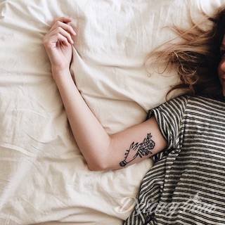 Niesamowite w swojej formie tatuaże-rękawy zajmują cała powierzchnię ramiona i przedramiona. Tworzą jednolitą zdobiącą ciało całość. Taki graficzny rękaw na skórze to tatuaż szczególnie ciekawy w przypadku aktywnych, silnych mężczyzn. 