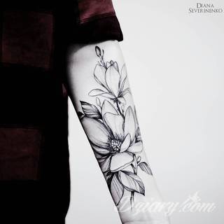 Niesamowite w swojej formie tatuaże-rękawy zajmują cała powierzchnię ramiona i przedramiona. Tworzą jednolitą zdobiącą ciało całość. Taki graficzny rękaw na skórze to tatuaż szczególnie ciekawy w przypadku aktywnych, silnych mężczyzn. 