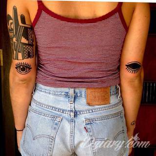 Niesamowite w swojej formie tatuaże-rękawy zajmują cała powierzchnię ramiona i przedramiona. Tworzą jednolitą zdobiącą ciało całość. Taki graficzny rękaw na skórze to tatuaż szczególnie ciekawy w przypadku aktywnych, silnych mężczyzn. 