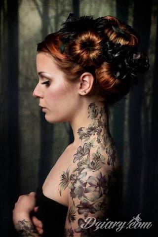 Niesamowite w swojej formie tatuaże-rękawy zajmują cała powierzchnię ramiona i przedramiona. Tworzą jednolitą zdobiącą ciało całość. Taki graficzny rękaw na skórze to tatuaż szczególnie ciekawy w przypadku aktywnych, silnych mężczyzn. 