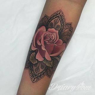 Niesamowite w swojej formie tatuaże-rękawy zajmują cała powierzchnię ramiona i przedramiona. Tworzą jednolitą zdobiącą ciało całość. Taki graficzny rękaw na skórze to tatuaż szczególnie ciekawy w przypadku aktywnych, silnych mężczyzn. 