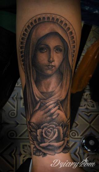 Niesamowite w swojej formie tatuaże-rękawy zajmują cała powierzchnię ramiona i przedramiona. Tworzą jednolitą zdobiącą ciało całość. Taki graficzny rękaw na skórze to tatuaż szczególnie ciekawy w przypadku aktywnych, silnych mężczyzn. 