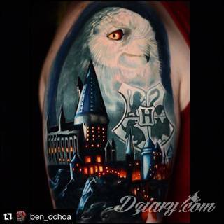 Niesamowite w swojej formie tatuaże-rękawy zajmują cała powierzchnię ramiona i przedramiona. Tworzą jednolitą zdobiącą ciało całość. Taki graficzny rękaw na skórze to tatuaż szczególnie ciekawy w przypadku aktywnych, silnych mężczyzn. 