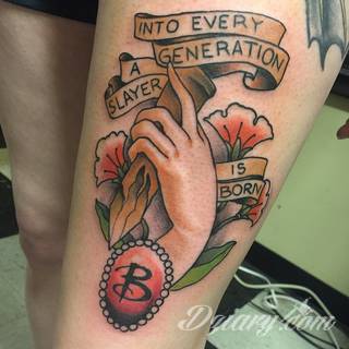 Niesamowite w swojej formie tatuaże-rękawy zajmują cała powierzchnię ramiona i przedramiona. Tworzą jednolitą zdobiącą ciało całość. Taki graficzny rękaw na skórze to tatuaż szczególnie ciekawy w przypadku aktywnych, silnych mężczyzn. 