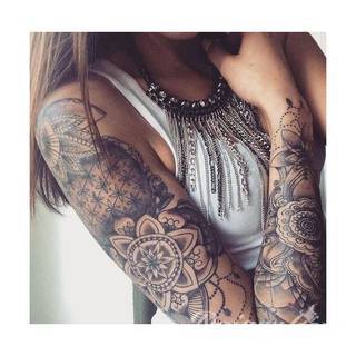 Niesamowite w swojej formie tatuaże-rękawy zajmują cała powierzchnię ramiona i przedramiona. Tworzą jednolitą zdobiącą ciało całość. Taki graficzny rękaw na skórze to tatuaż szczególnie ciekawy w przypadku aktywnych, silnych mężczyzn. 