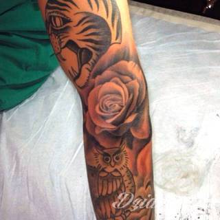 Niesamowite w swojej formie tatuaże-rękawy zajmują cała powierzchnię ramiona i przedramiona. Tworzą jednolitą zdobiącą ciało całość. Taki graficzny rękaw na skórze to tatuaż szczególnie ciekawy w przypadku aktywnych, silnych mężczyzn. 