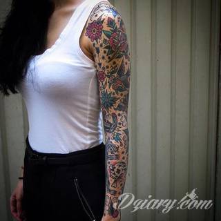 Niesamowite w swojej formie tatuaże-rękawy zajmują cała powierzchnię ramiona i przedramiona. Tworzą jednolitą zdobiącą ciało całość. Taki graficzny rękaw na skórze to tatuaż szczególnie ciekawy w przypadku aktywnych, silnych mężczyzn. 