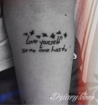 Niesamowite w swojej formie tatuaże-rękawy zajmują cała powierzchnię ramiona i przedramiona. Tworzą jednolitą zdobiącą ciało całość. Taki graficzny rękaw na skórze to tatuaż szczególnie ciekawy w przypadku aktywnych, silnych mężczyzn. 