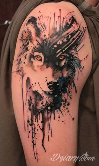 Niesamowite w swojej formie tatuaże-rękawy zajmują cała powierzchnię ramiona i przedramiona. Tworzą jednolitą zdobiącą ciało całość. Taki graficzny rękaw na skórze to tatuaż szczególnie ciekawy w przypadku aktywnych, silnych mężczyzn. 