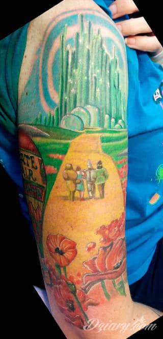 Niesamowite w swojej formie tatuaże-rękawy zajmują cała powierzchnię ramiona i przedramiona. Tworzą jednolitą zdobiącą ciało całość. Taki graficzny rękaw na skórze to tatuaż szczególnie ciekawy w przypadku aktywnych, silnych mężczyzn. 