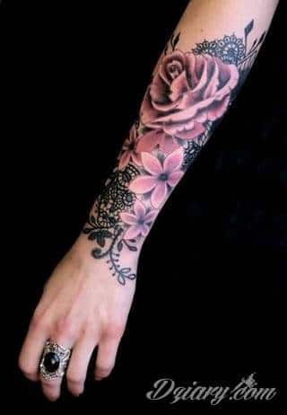 Niesamowite w swojej formie tatuaże-rękawy zajmują cała powierzchnię ramiona i przedramiona. Tworzą jednolitą zdobiącą ciało całość. Taki graficzny rękaw na skórze to tatuaż szczególnie ciekawy w przypadku aktywnych, silnych mężczyzn. 