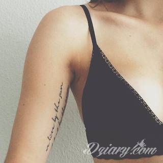 Niesamowite w swojej formie tatuaże-rękawy zajmują cała powierzchnię ramiona i przedramiona. Tworzą jednolitą zdobiącą ciało całość. Taki graficzny rękaw na skórze to tatuaż szczególnie ciekawy w przypadku aktywnych, silnych mężczyzn. 