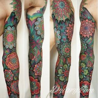 Niesamowite w swojej formie tatuaże-rękawy zajmują cała powierzchnię ramiona i przedramiona. Tworzą jednolitą zdobiącą ciało całość. Taki graficzny rękaw na skórze to tatuaż szczególnie ciekawy w przypadku aktywnych, silnych mężczyzn. 