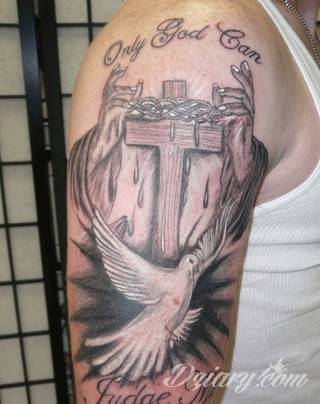 Niesamowite w swojej formie tatuaże-rękawy zajmują cała powierzchnię ramiona i przedramiona. Tworzą jednolitą zdobiącą ciało całość. Taki graficzny rękaw na skórze to tatuaż szczególnie ciekawy w przypadku aktywnych, silnych mężczyzn. 