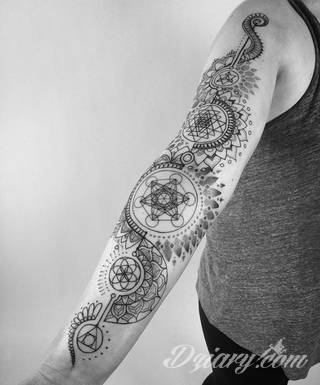 Niesamowite w swojej formie tatuaże-rękawy zajmują cała powierzchnię ramiona i przedramiona. Tworzą jednolitą zdobiącą ciało całość. Taki graficzny rękaw na skórze to tatuaż szczególnie ciekawy w przypadku aktywnych, silnych mężczyzn. 