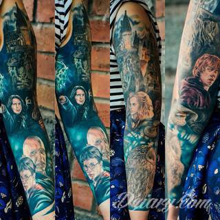 Niesamowite w swojej formie tatuaże-rękawy zajmują cała powierzchnię ramiona i przedramiona. Tworzą jednolitą zdobiącą ciało całość. Taki graficzny rękaw na skórze to tatuaż szczególnie ciekawy w przypadku aktywnych, silnych mężczyzn. 