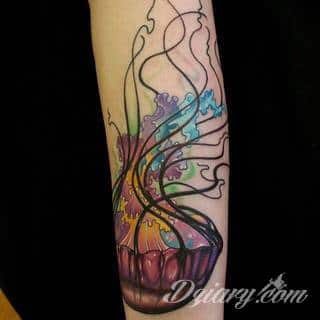 Niesamowite w swojej formie tatuaże-rękawy zajmują cała powierzchnię ramiona i przedramiona. Tworzą jednolitą zdobiącą ciało całość. Taki graficzny rękaw na skórze to tatuaż szczególnie ciekawy w przypadku aktywnych, silnych mężczyzn. 