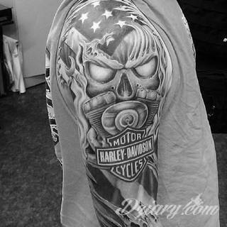 Niesamowite w swojej formie tatuaże-rękawy zajmują cała powierzchnię ramiona i przedramiona. Tworzą jednolitą zdobiącą ciało całość. Taki graficzny rękaw na skórze to tatuaż szczególnie ciekawy w przypadku aktywnych, silnych mężczyzn. 