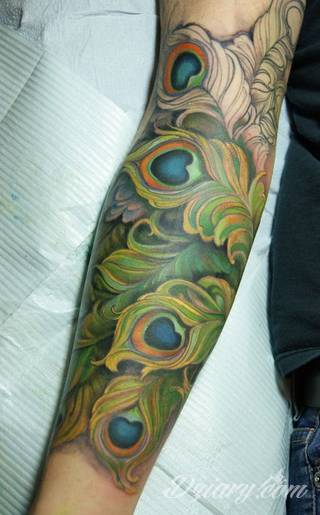 Niesamowite w swojej formie tatuaże-rękawy zajmują cała powierzchnię ramiona i przedramiona. Tworzą jednolitą zdobiącą ciało całość. Taki graficzny rękaw na skórze to tatuaż szczególnie ciekawy w przypadku aktywnych, silnych mężczyzn. 