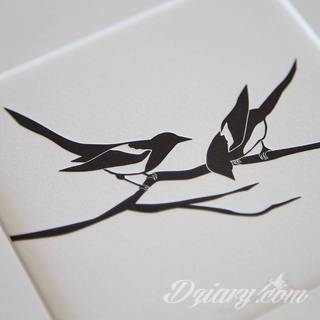 Niesamowite w swojej formie tatuaże-rękawy zajmują cała powierzchnię ramiona i przedramiona. Tworzą jednolitą zdobiącą ciało całość. Taki graficzny rękaw na skórze to tatuaż szczególnie ciekawy w przypadku aktywnych, silnych mężczyzn. 