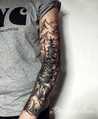 Niesamowite w swojej formie tatuaże-rękawy zajmują cała powierzchnię ramiona i przedramiona. Tworzą jednolitą zdobiącą ciało całość. Taki graficzny rękaw na skórze to tatuaż szczególnie ciekawy w przypadku aktywnych, silnych mężczyzn. 